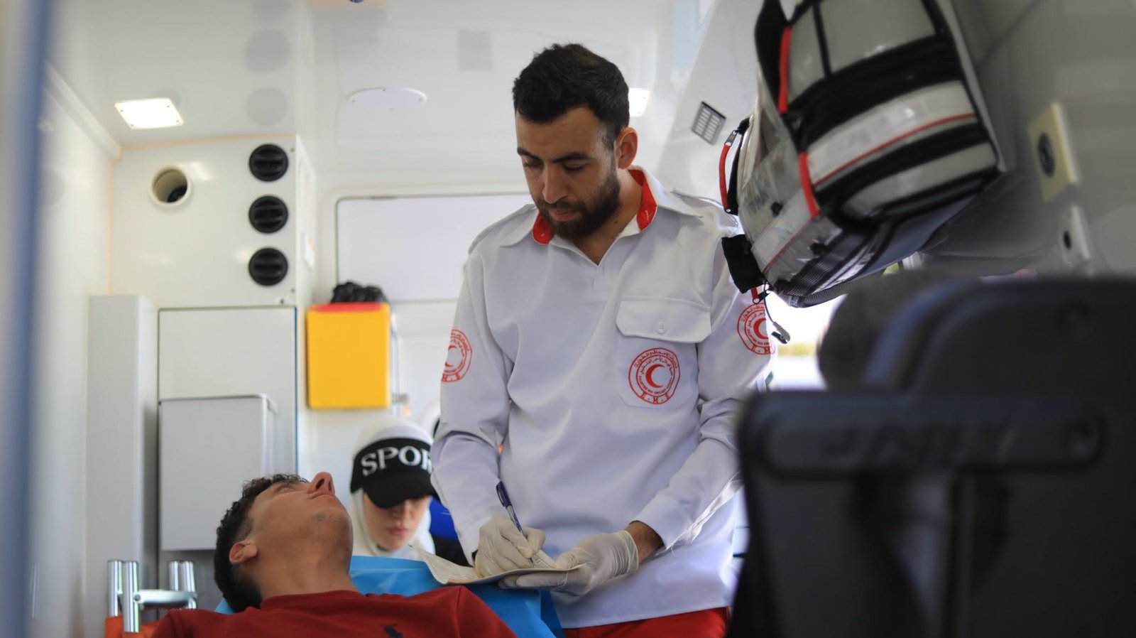 الهلال الأحمر الفلسطيني: مغادرة 97 مريضاً ومرافقاً عبر معبر رفح 